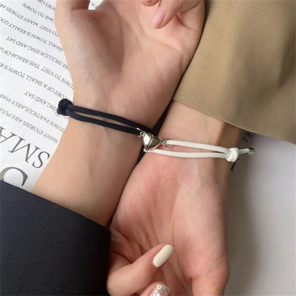 Bracelet en aimant pour couple, cœur noir et blanc