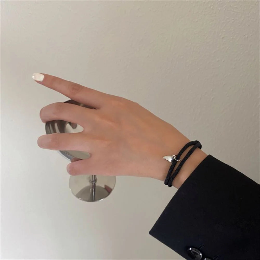 Bracelet en aimant pour couple, cœur noir et blanc