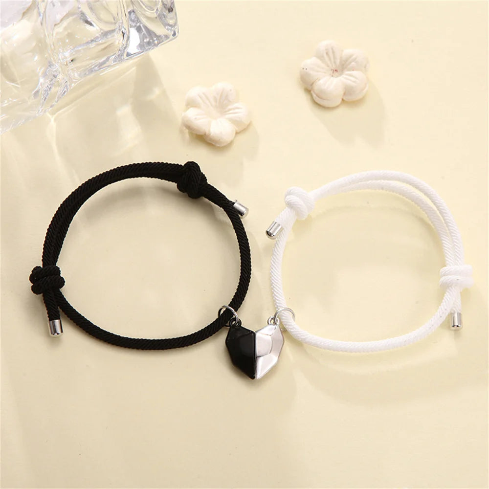 Bracelet en aimant pour couple, cœur noir et blanc